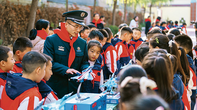 河南省林州市人武部組織國(guó)防教育進(jìn)校園活動(dòng)